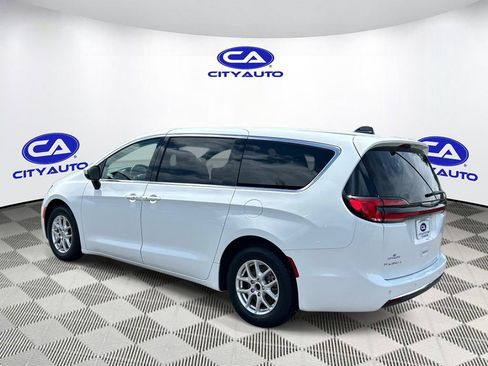 Used 2023 Chrysler Pacifica Touring-L FWD image 7
