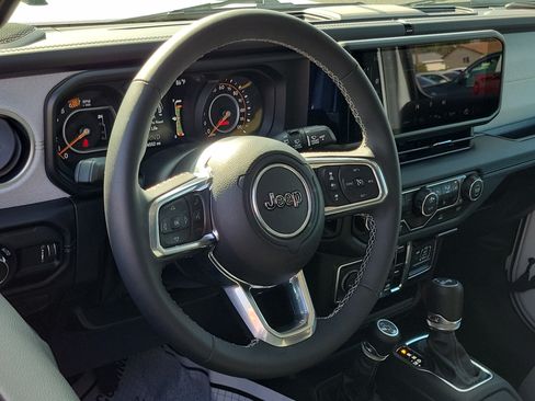 Used 2025 Jeep Wrangler Unlimited Sahara AWD/4WD image 9