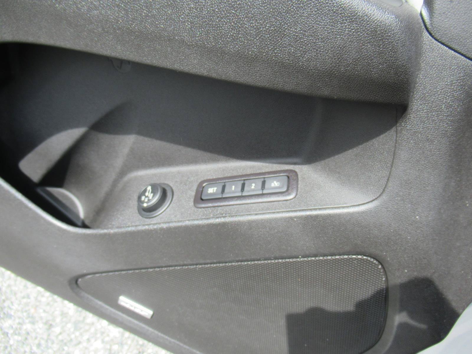 Used 2018 Chevrolet Equinox Premier FWD image 22