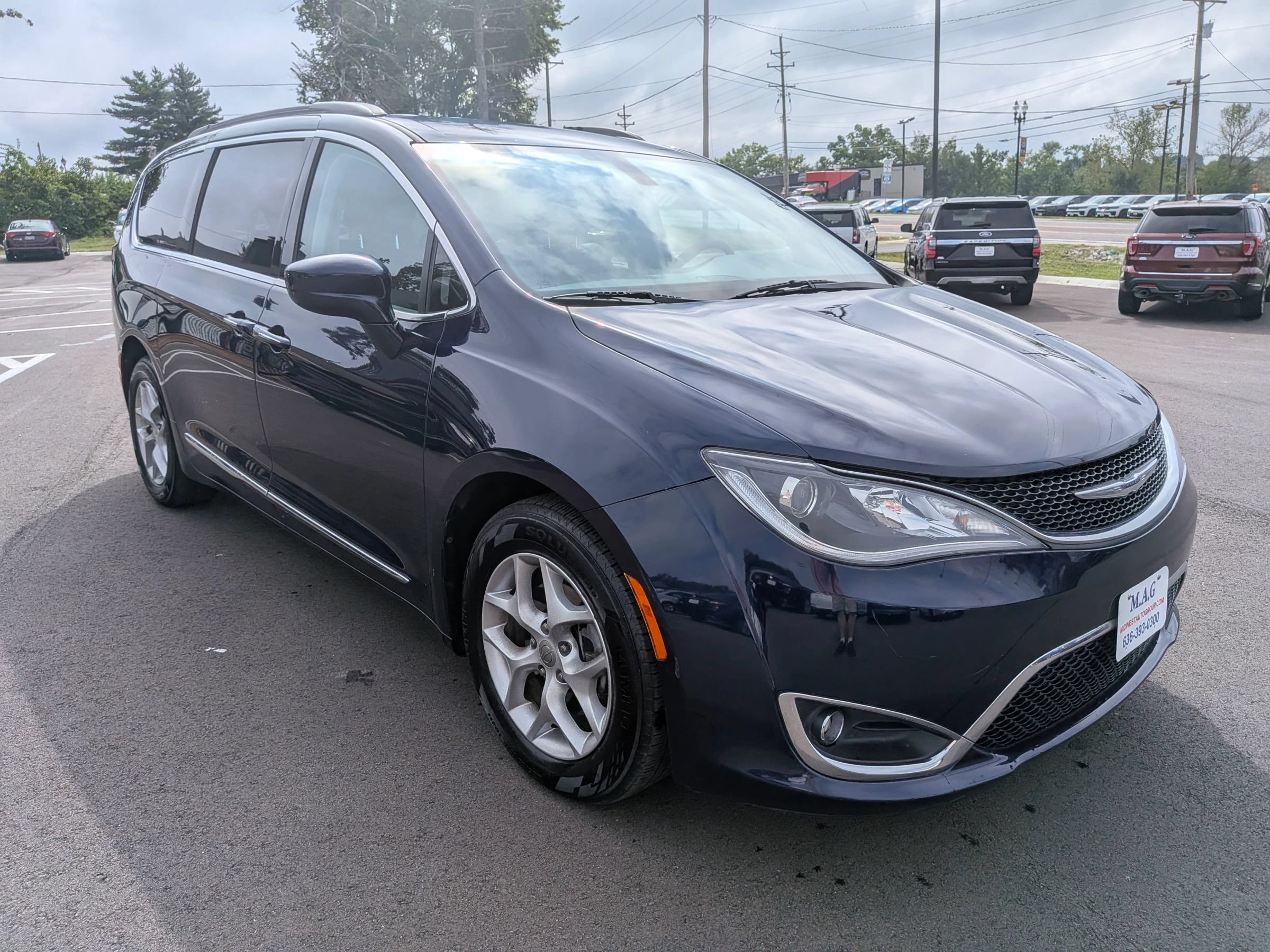 Used 2017 Chrysler Pacifica Touring-L w/ Tire & Wheel Group FWD image 8