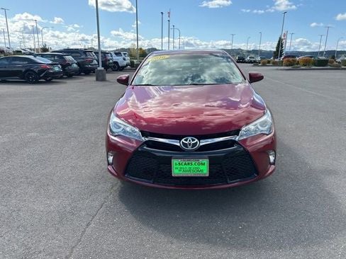 Used 2016 Toyota Camry SE image 2