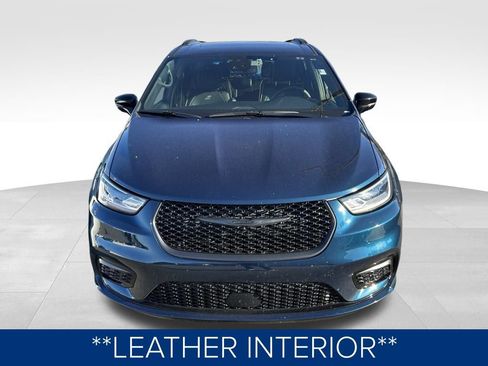 Used 2025 Chrysler Pacifica Limited image 9