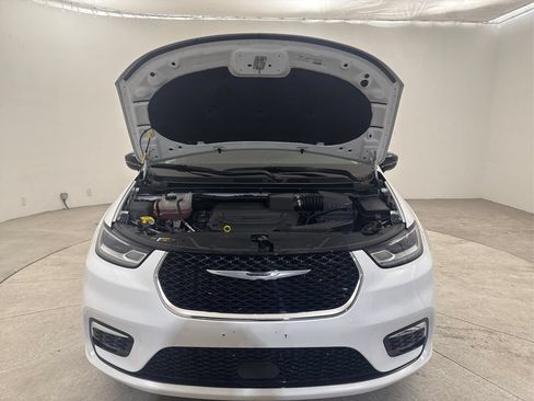 Used 2025 Chrysler Pacifica Select FWD image 16