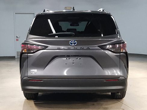Certified 2025 Toyota Sienna XLE image 6
