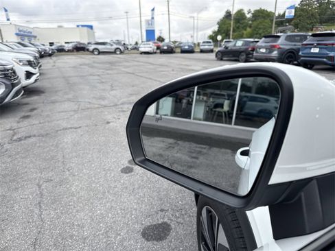 New 2025 Volkswagen Taos SE image 21