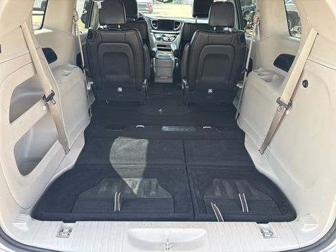 Used 2024 Chrysler Pacifica Touring-L FWD image 14