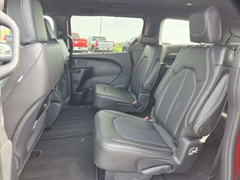 New 2026 Chrysler Pacifica Select image 12