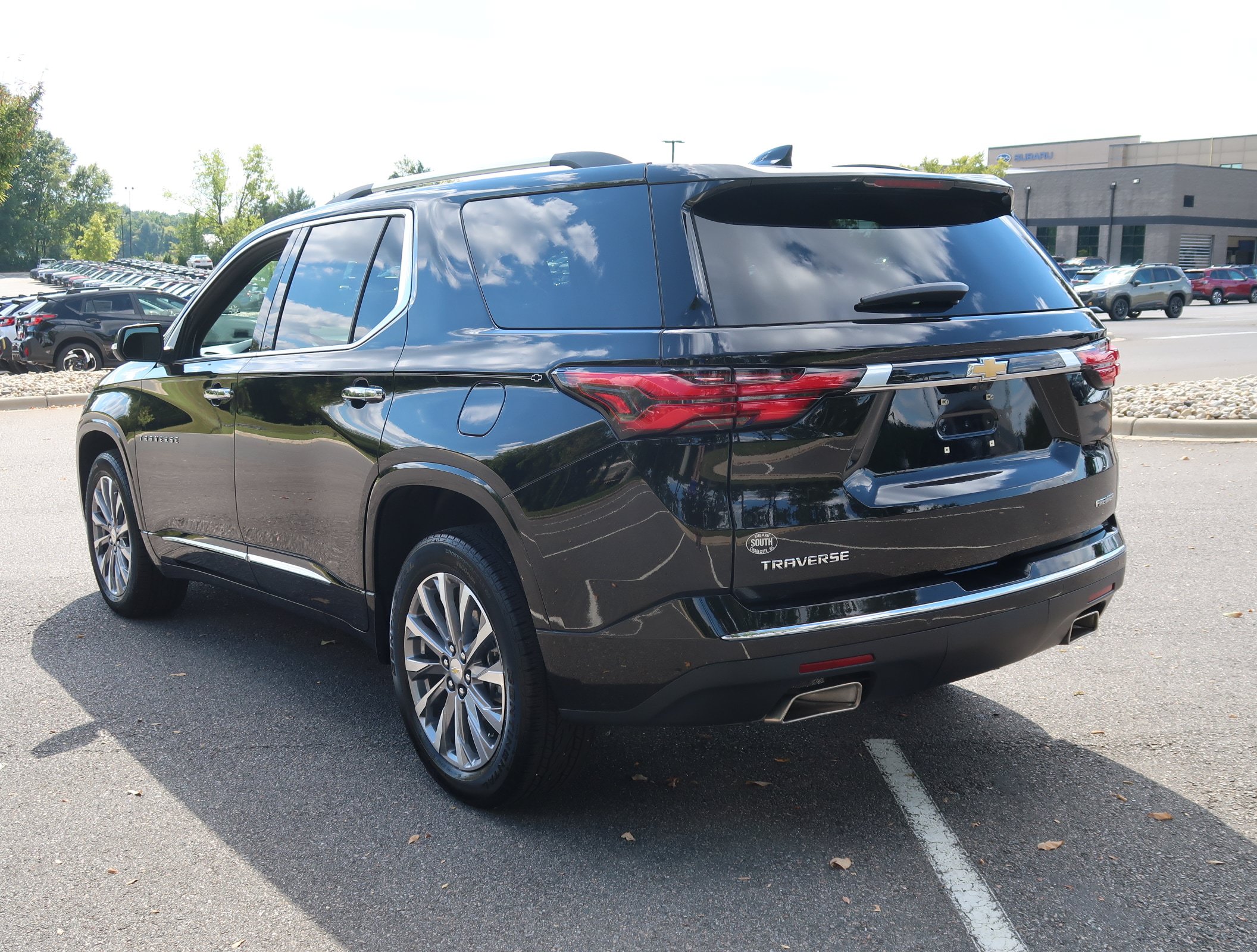 Used 2023 Chevrolet Traverse Premier w/ LPO, Cargo Package FWD image 6