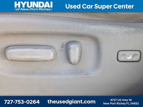Used 2011 Toyota Highlander SE w/ Tow Pkg FWD image 25