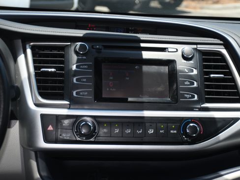 Used 2019 Toyota Highlander LE FWD image 15