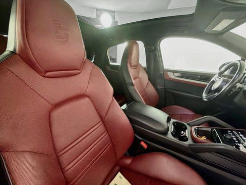 Certified 2024 Porsche Cayenne S AWD/4WD image 27
