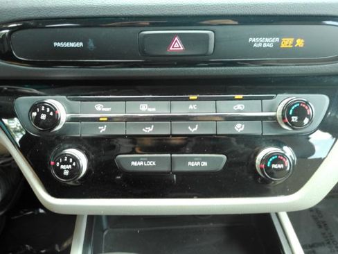Used 2021 Kia Sedona LX FWD image 52