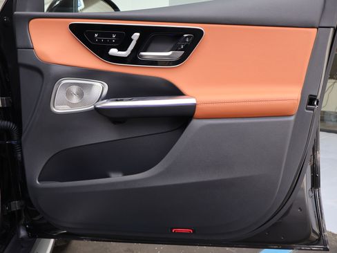 Certified 2025 Mercedes-Benz GLC 300 image 27