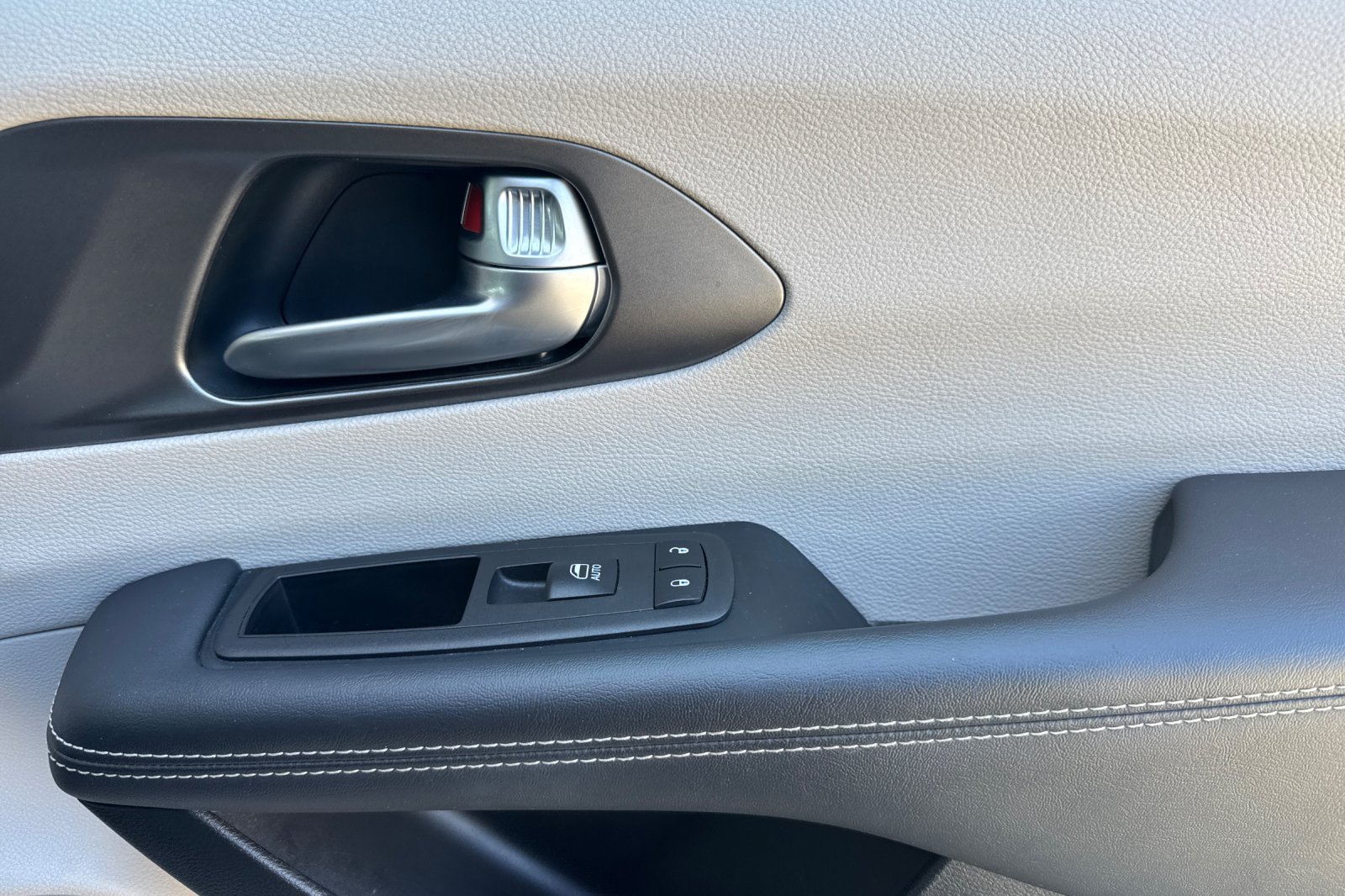 Used 2024 Chrysler Pacifica Touring-L FWD image 20