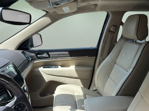 Used 2019 Jeep Grand Cherokee Overland AWD/4WD image 13