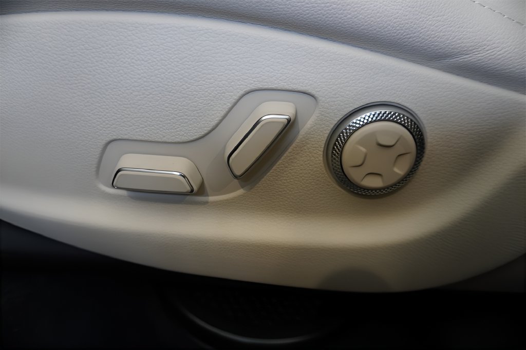 Certified 2025 Genesis GV80 2.5T Select AWD/4WD image 9