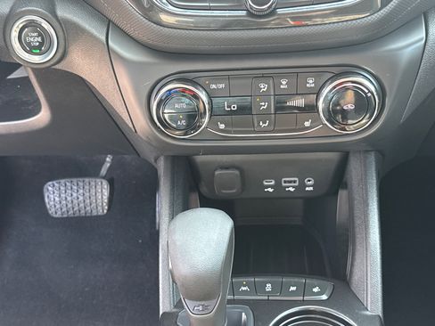 Used 2023 Chevrolet TrailBlazer LT w/ Convenience Package FWD image 12