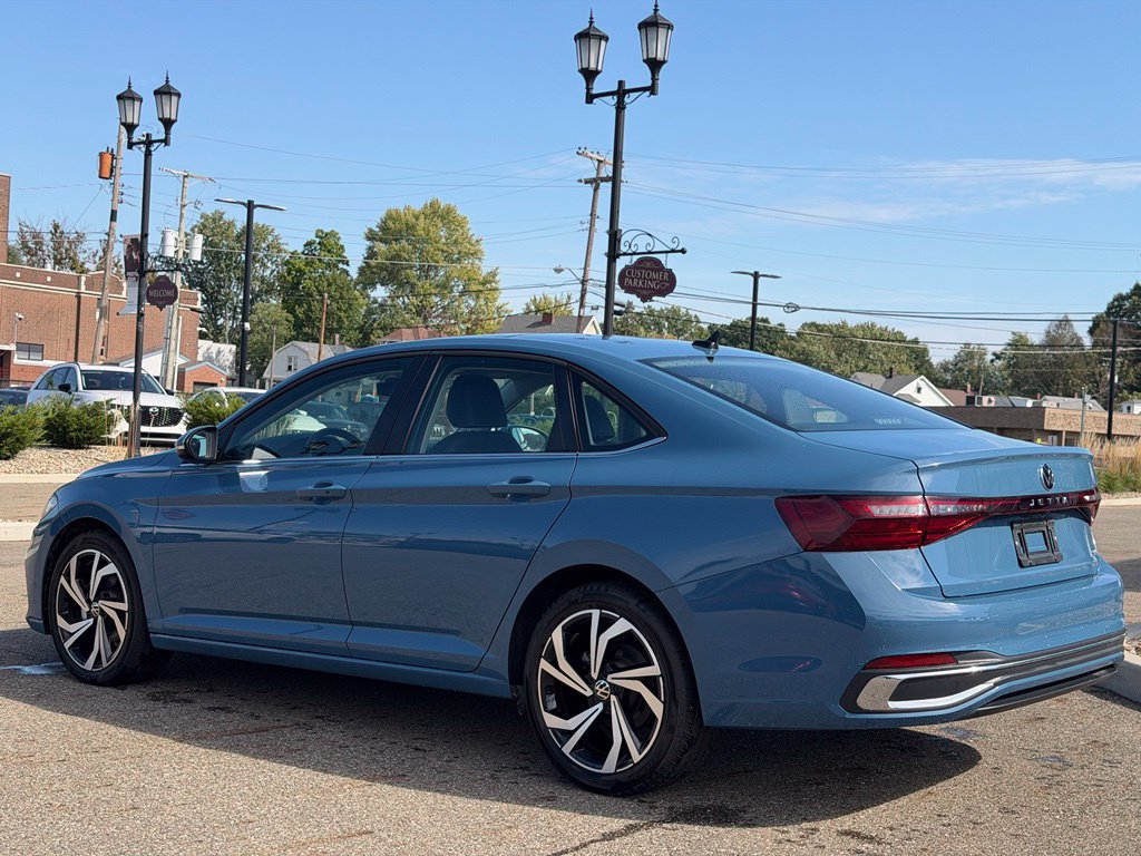 Used 2025 Volkswagen Jetta SEL FWD image 3