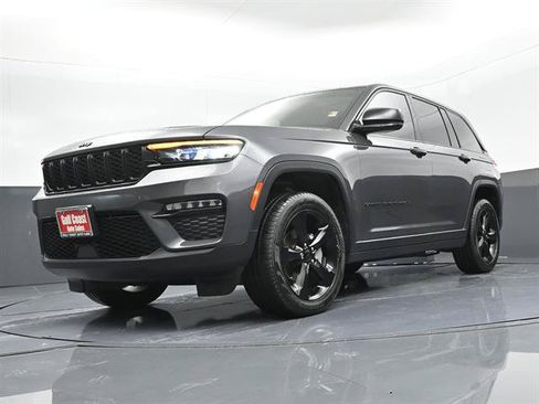 Used 2024 Jeep Grand Cherokee Limited w/ Black Appearance Package AWD/4WD image 29