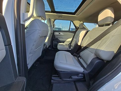 Used 2025 Ford Explorer Active w/ Active Comfort Package image 39