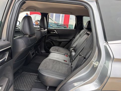 Used 2023 Mitsubishi Outlander SE FWD image 16