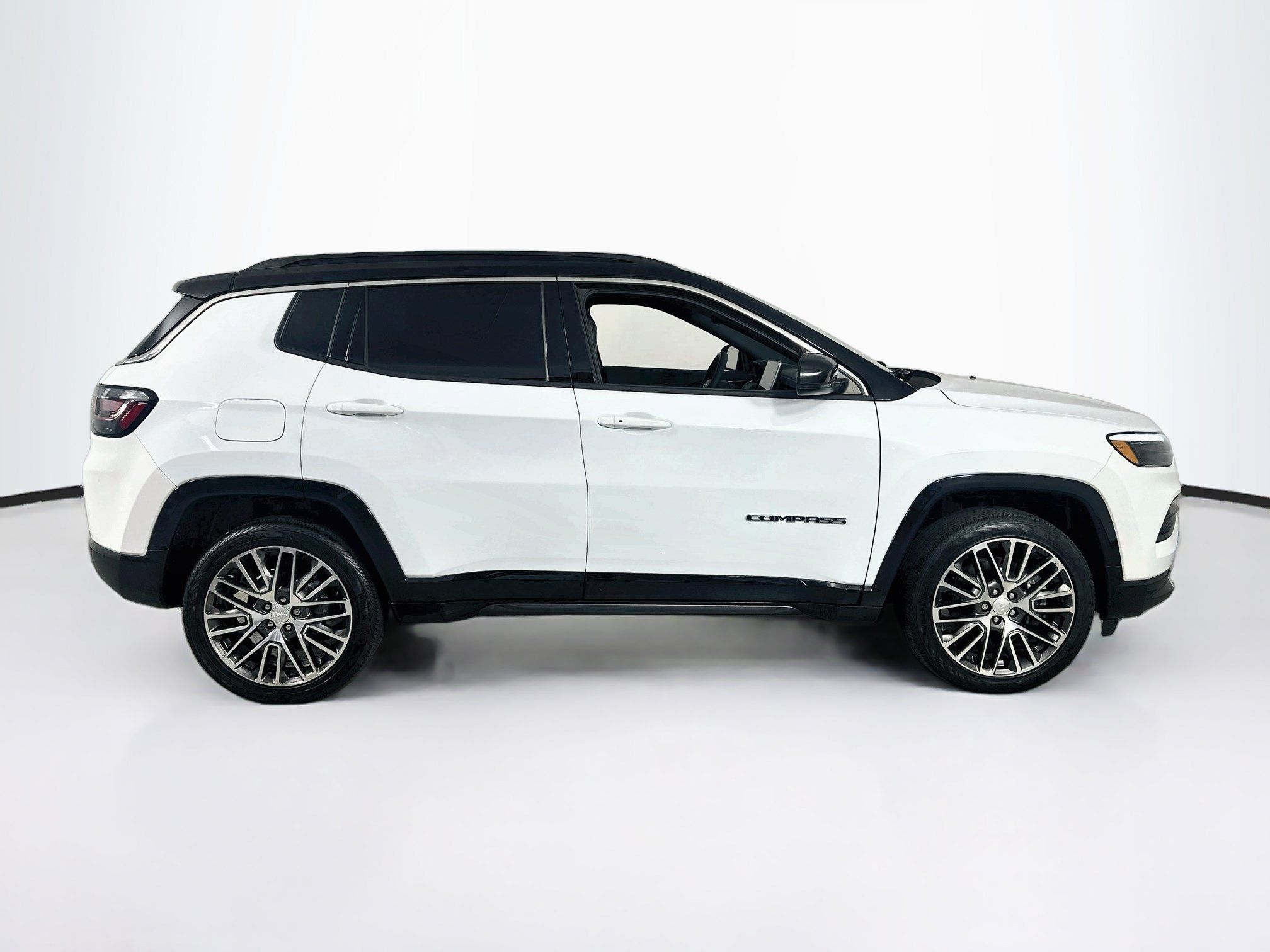 Used 2023 Jeep Compass Limited w/ Elite Group AWD/4WD image 4