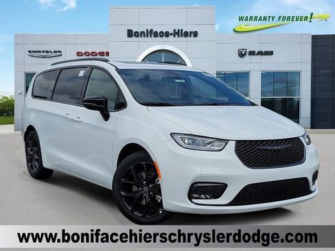 New 2026 Chrysler Pacifica Limited image 1