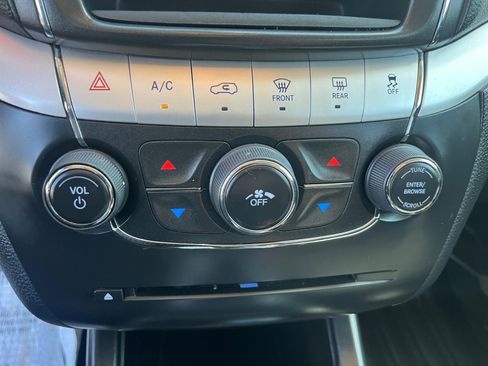 Used 2020 Dodge Journey SE w/ SE Popular Equipment Group FWD image 31