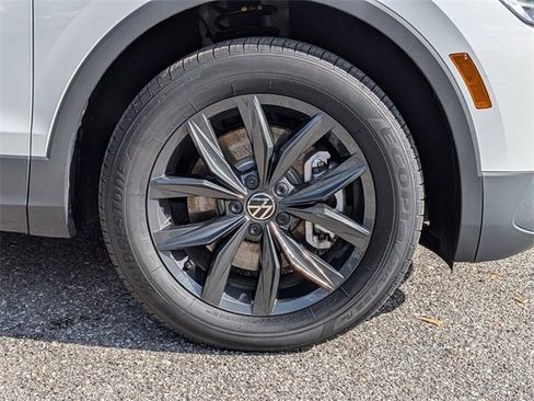 Certified 2024 Volkswagen Tiguan SE image 11