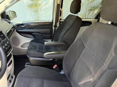 Used 2019 Dodge Grand Caravan SE w/ UConnect Hands-Free Group image 15