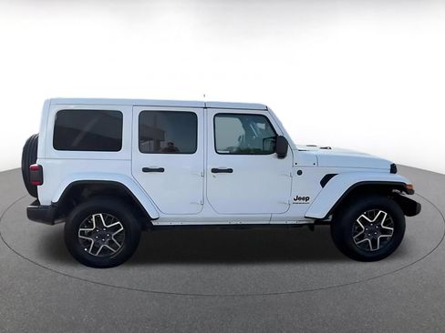 Used 2025 Jeep Wrangler Unlimited Sahara AWD/4WD image 15