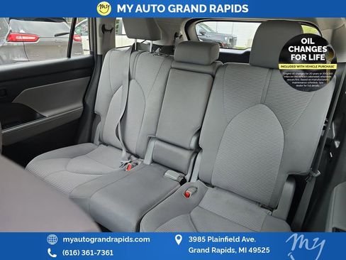 Used 2023 Toyota Highlander LE AWD/4WD image 28