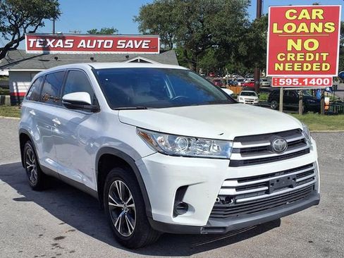 Used 2019 Toyota Highlander LE FWD image 1