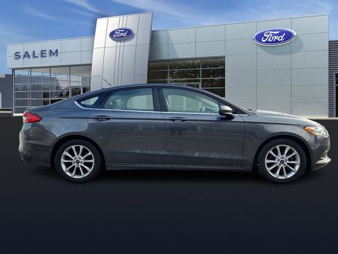Used 2017 Ford Fusion SE image 3