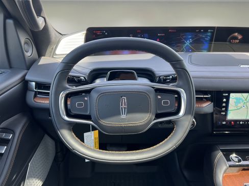 Used 2025 Lincoln Navigator Black Label image 12