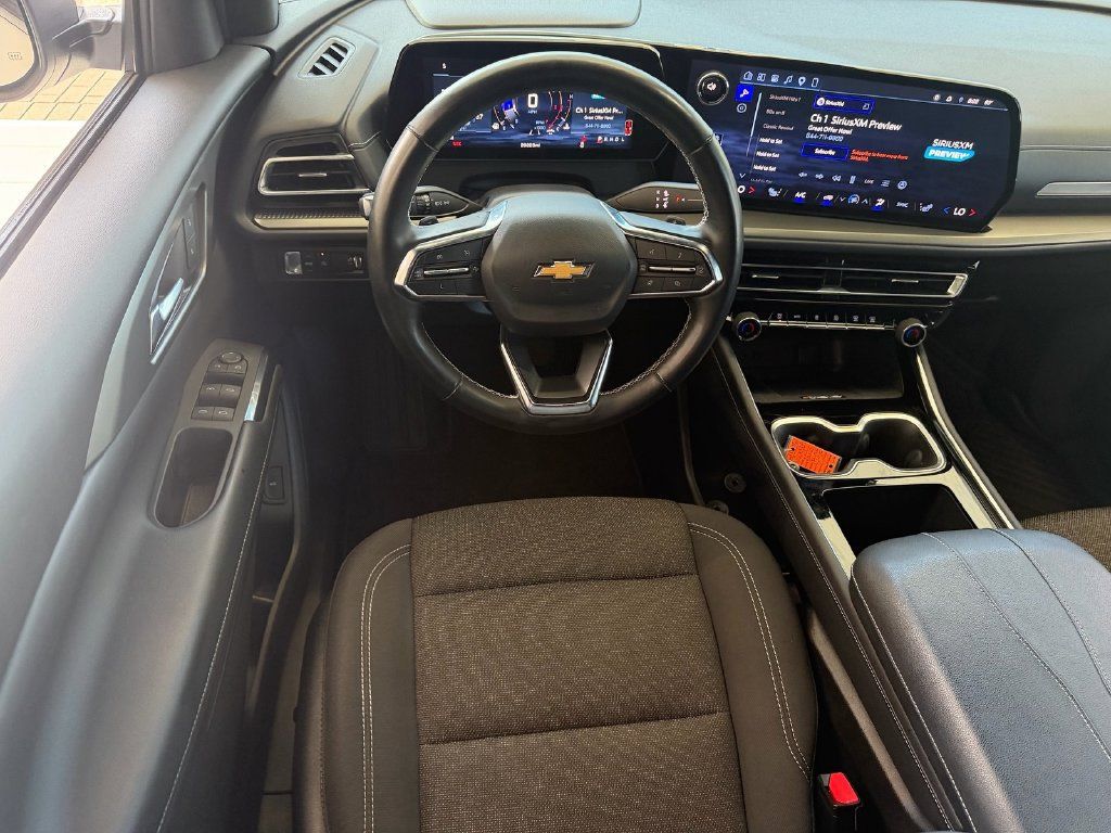Used 2025 Chevrolet Traverse LT FWD image 13