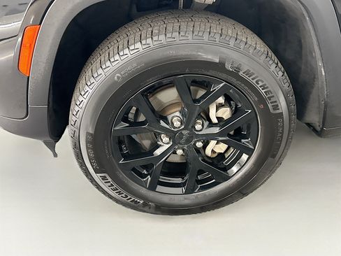 Used 2025 Jeep Grand Cherokee Altitude AWD/4WD image 11