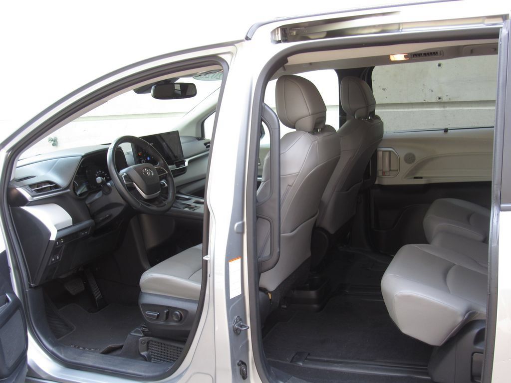 Certified 2025 Toyota Sienna XLE FWD image 14