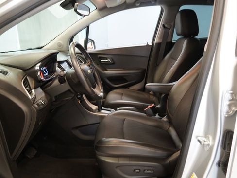 Used 2020 Chevrolet Trax LT w/ LT Convenience Package image 5