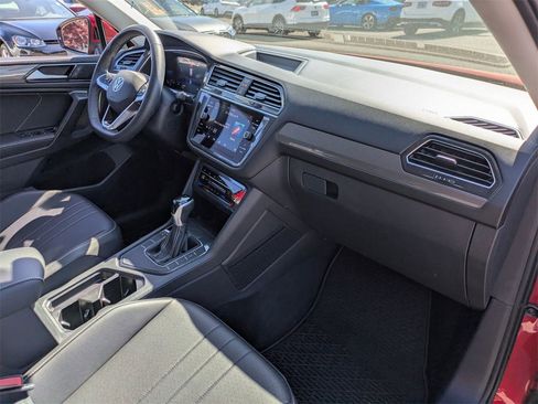 Certified 2023 Volkswagen Tiguan SE image 33
