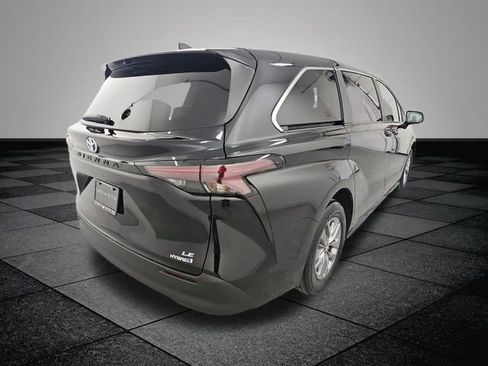 Used 2024 Toyota Sienna LE image 6