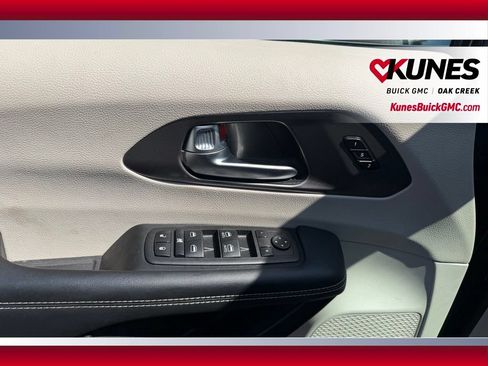 Used 2023 Chrysler Pacifica Touring-L FWD image 9
