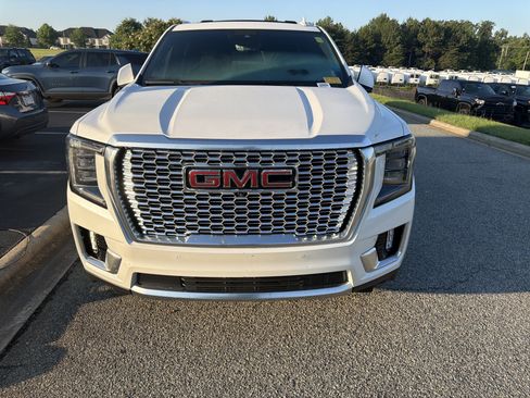 Used 2024 GMC Yukon XL Denali w/ Advanced Technology Package AWD/4WD image 3