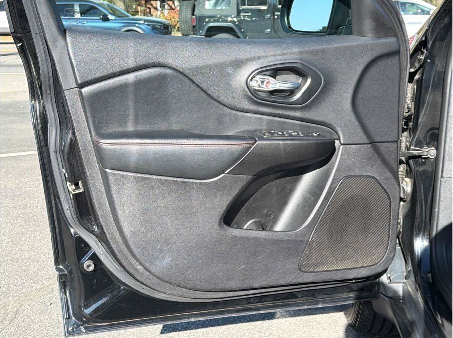 Used 2020 Jeep Cherokee Trailhawk w/ Technology Group AWD/4WD image 9