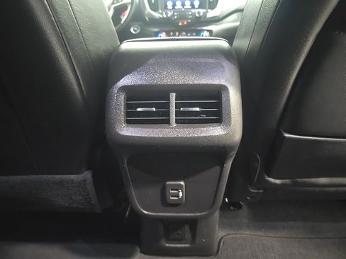 Used 2024 GMC Terrain SLT image 27