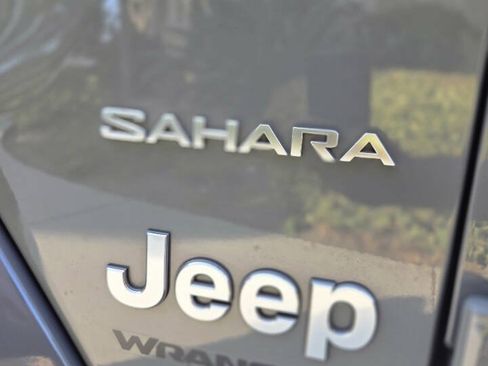 Used 2018 Jeep Wrangler Unlimited Sahara AWD/4WD image 10