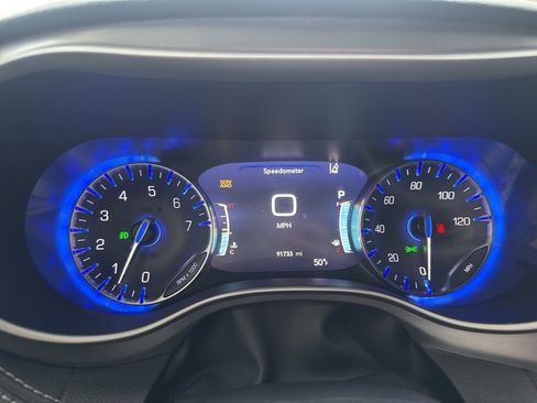 Used 2021 Chrysler Pacifica Touring-L w/ Uconnect Theater Family Group image 10