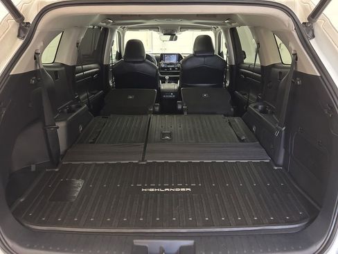 Used 2021 Toyota Highlander XLE AWD/4WD image 8
