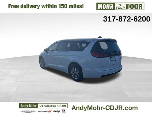 Used 2023 Chrysler Pacifica Touring-L image 5