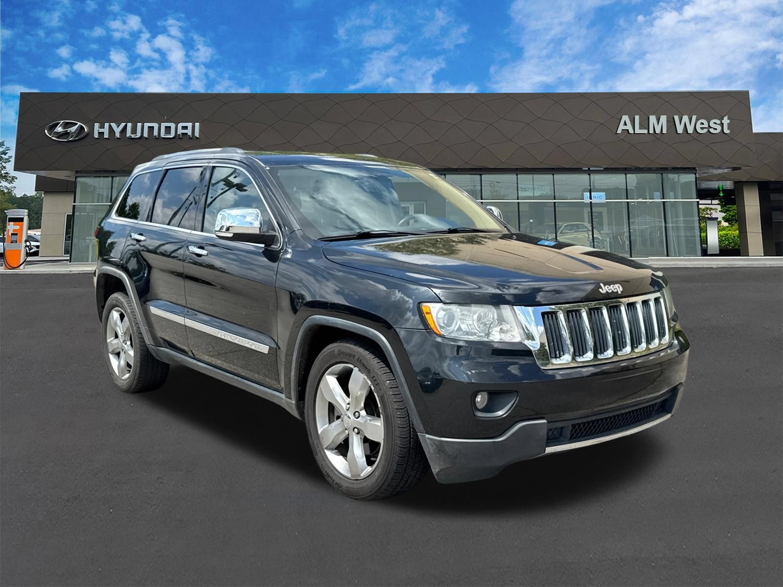 Used 2011 Jeep Grand Cherokee Limited w/ Luxury Group II AWD/4WD image 3